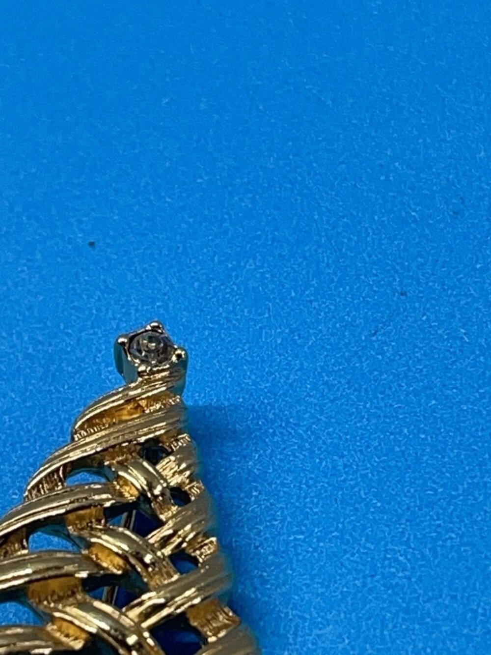 Vintage Avon Gold Tone Woven Christmas Tree with Rhinestone Topper Pin Brooch - Picture 5 of 10
